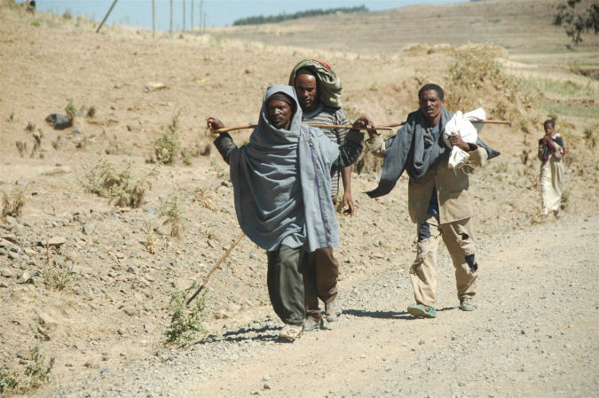 Etiopia - wędrowcy z kijami